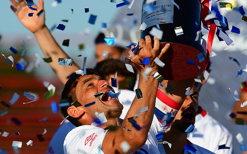 Gonzalo Bergessio, capitán y goleador, a pura euforia con la Copa de Campeón Uruguayo en plena felicidad tricolor.