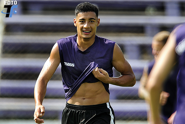 Carlos Benavídez en el mediocampo violeta.